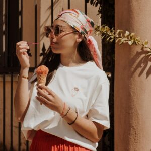 Tee-shirt brodé Sundae Moment en coton ivoire avec une broderie représentant une glace côté cœur